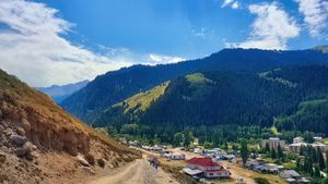 Экскурсия по Караколу. Ущелье Джеты-Огуз. (4-5 ч)