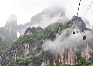 Озеро и пещера