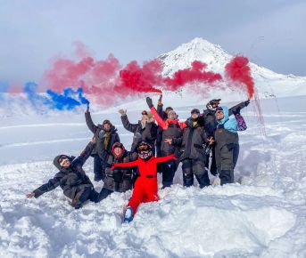 Зимний отпуск на Камчатке: на снегоходе до вулканов и спа в одном туре