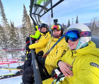 Тиндер тур в Шерегеш: в пещеры на снегоходах, фрирайд, парапланы