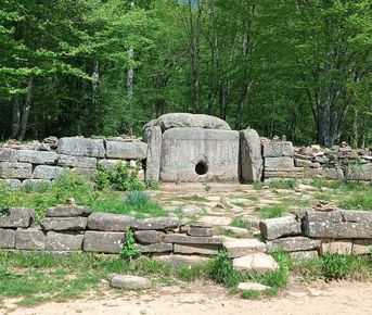Знакомство с дольменами Геленджика в долине реки Жане