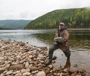 Рыбалка на трофейного тайменя на реке Гонам