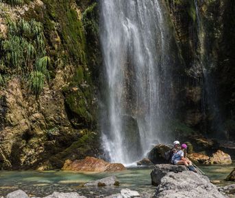 Чёрные горы у синего моря