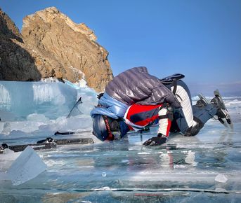 На коньках по льду Байкала