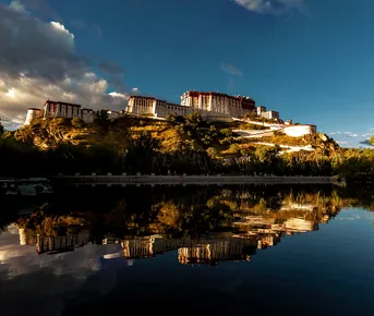 Кора Просветления: Тибет в Год Лошади, где каждый шаг равен тринадцати