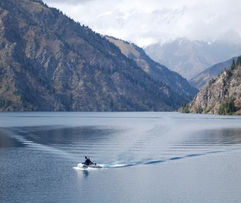 Весенние цветение альпийских лугов и горные озера южной Киргизии
