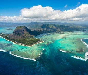 Маврикий: подводный водопад, кашалоты, Le Morne Brabant и Семицветная Земля