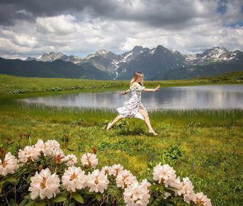 К высокогорным озёрам Кавказа. Хайкинг тур с йогой. Всё включено.