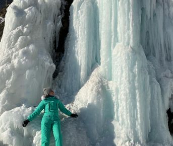 Кони, скалы водопад