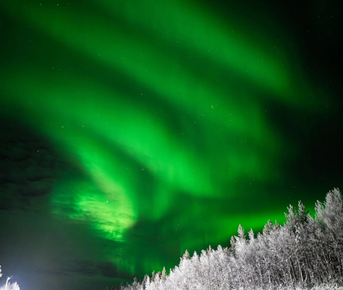8 марта под северным сиянием у Ледовитого океана в Териберке