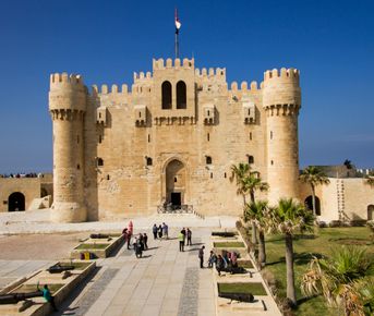 Из Каире в Александрия — там, где море рассказывает истории.