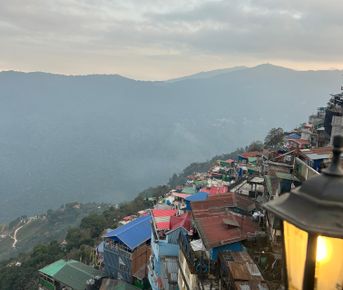 Поезд на Дарджилинг: путешествие в чайный штат Индии с видом на гору Канченджанга