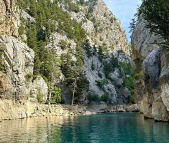 Зеленый каньон: релакс-круиз по горному озеру