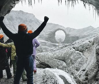 Лёд и Пламя. Ледяные пещеры, вулканические пейзажи и водопады Исландии за три дня