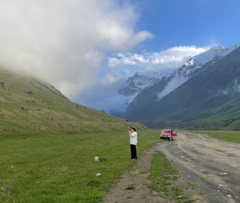 Уикенд в горах весенней Осетии с лавочкой счастья. Авторский 2х дневный тур.
