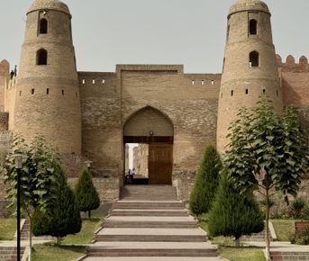 Легенды Таджикистана: Гиссарская крепость и озеро Искандеркуль