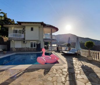 Релакс-ретрит для женщин в Аланье: роскошная вилла, яхта, арт-терапия и мягкая йога