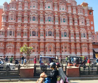 Поездка в розовый город Джайпур из Дели на машине 