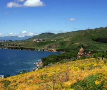 Индивидуальный тур: Храм Гарни, ущелье Симфония камней, монастырь Гегард, озеро Севан  