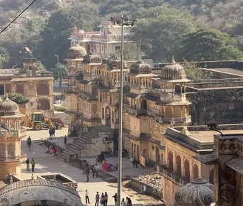 Экскурсия по фортам, дворцам и храмам Джайпура на машине