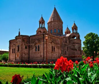 Индивидуальный тур до 2 ч. в Св. Эчмиадзин и Звартноц: монастыри, храмы, музеи, парк