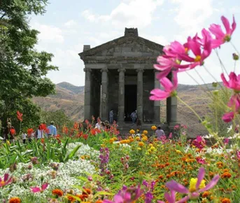 От языческого Гарни до скального монастыря Гегард. Выпечка лаваша