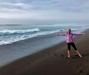 Величественный пляж "Тихого океана" с черным магнититовым песком.  