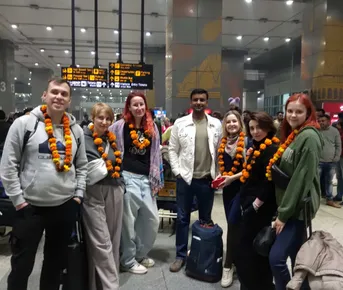 Поездка в Тадж Махал из аэропорта Дели на машине - Завтрак в Агре