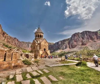 Индивидуальный тур в  Хор Вирап, Нораванк, пещера Арени (Пещера птиц), дегустация вин 