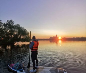 Закатный сплав на сапах в Москве