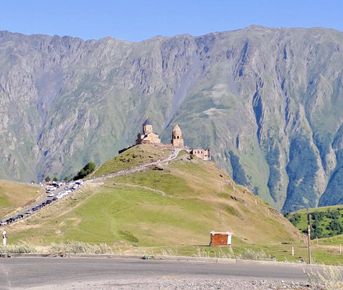 На джипах в Казбеги. Едем за головокружительными видами и к красивым водопадам!