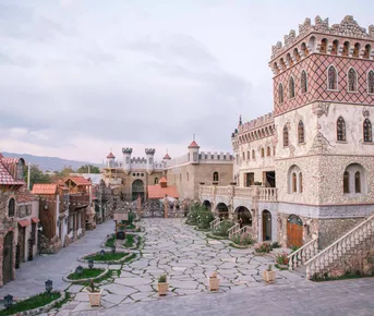 Винный замок, армянский алфавит и храм на краю ущелья