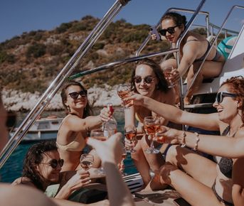 Красивый девичник на полуострове Каш, Турция