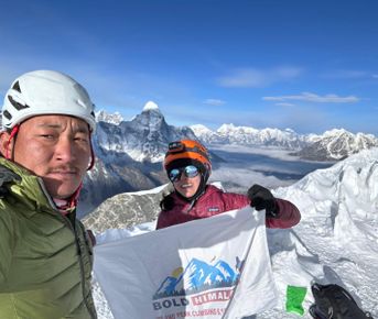 Восхождение на вершину острова в базовом лагере Эверест