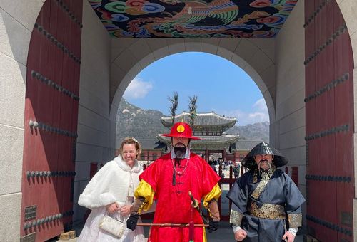 Наши туры — это Корея глазами местных: полное сопровождение на корейском, внимание к деталям и доступ к локациям, закрытым для обычных туристов.