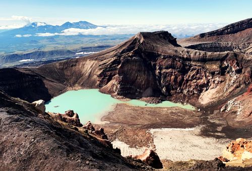 Мы живём на Камчатке и очень её любим — и так же бережно относимся к вам. Небольшие группы, свой дом, свой транспорт и море заботы о каждом.