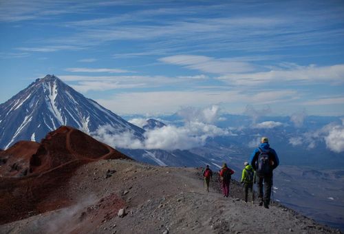 Мы объединяем комфорт и активность: в наших турах есть и треккинги, и джип-экспедиции, и спокойные прогулки по уникальным природным местам.