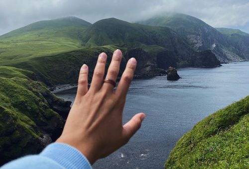 Мы — жители Сахалина, и именно поэтому можем показать вам острова лучше других. Мы проведём вас по самым удивительным и скрытым уголкам нашего региона