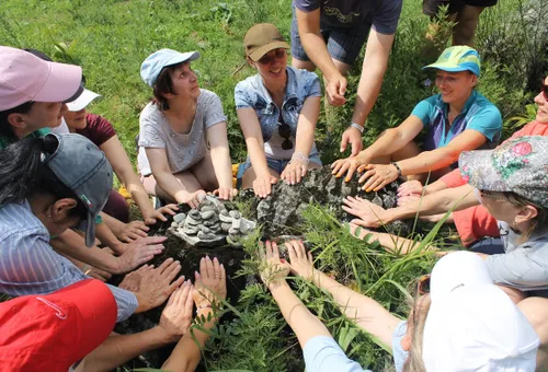 Для тех, кто любит йогу, ценит тишину, обожает вкусную вегетарианскую еду, горы, хорошую компанию единомышленников и медитации на берегу горной реки
