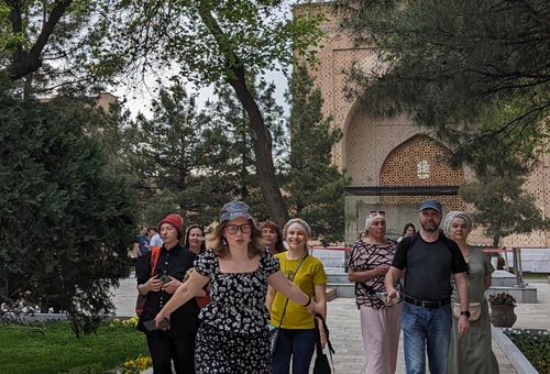 Знакомство с местным населением во время путешествия для лучшего погружения в регион, сопровождение тура опытным художником, возможность творить во время тура