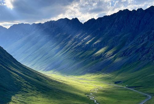 Мы выбираем особые, уединённые места, где нет шума толпы. Это пространство для тех, кто готов к тишине, к слышанию. Для «избранных», кто чувствует глубже.