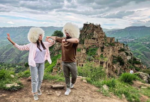 Мы располагаем в собственной гостиницей с уникальным расположением прямо на берегу горной реки и с панорамным видом на величественные горы.