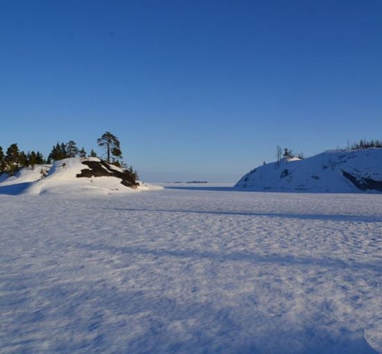 Skiing on the skerries of Lake Ladoga. (Winter)