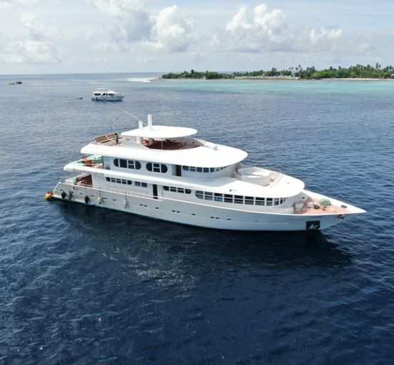 Relax cruise on a super yacht through the fabulous Maldives