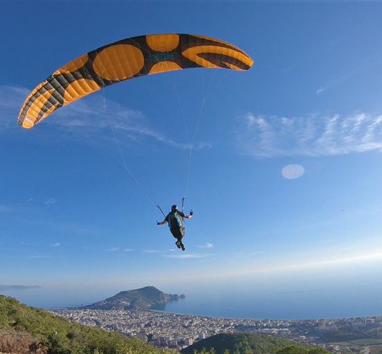 From pedestrian to pilot. Paragliding training from scratch