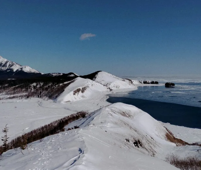 Зимний Сахалин: горнолыжка, снегоходы и голубые бухты
