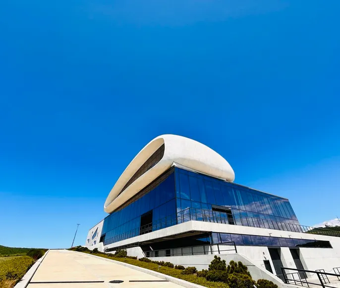 Скалистый берег и Бюрнье:традиции и современность