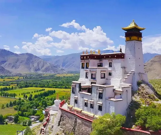 Кора Просветления: Тибет в Год Лошади, где каждый шаг равен тринадцати