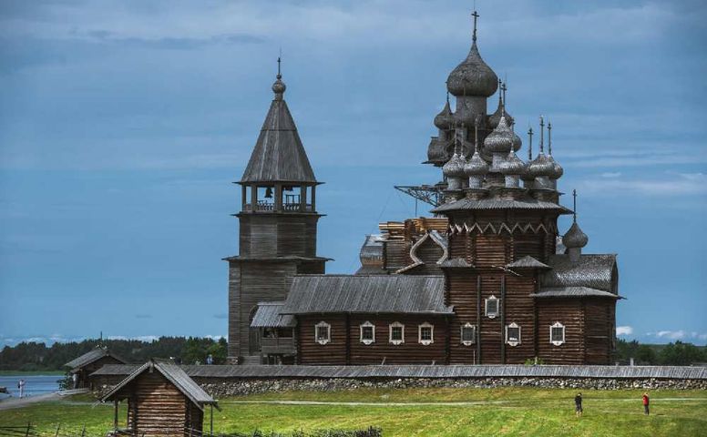 куда съездить в мае