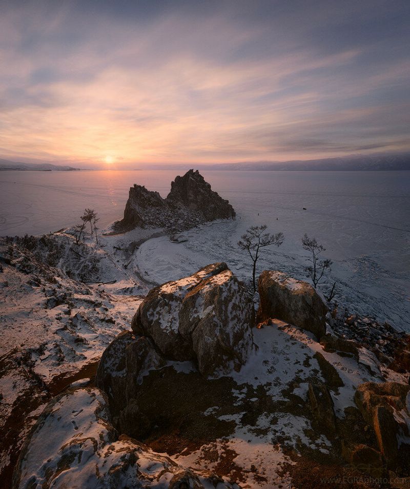 Мыс Бурхан скала Шаманка зимой